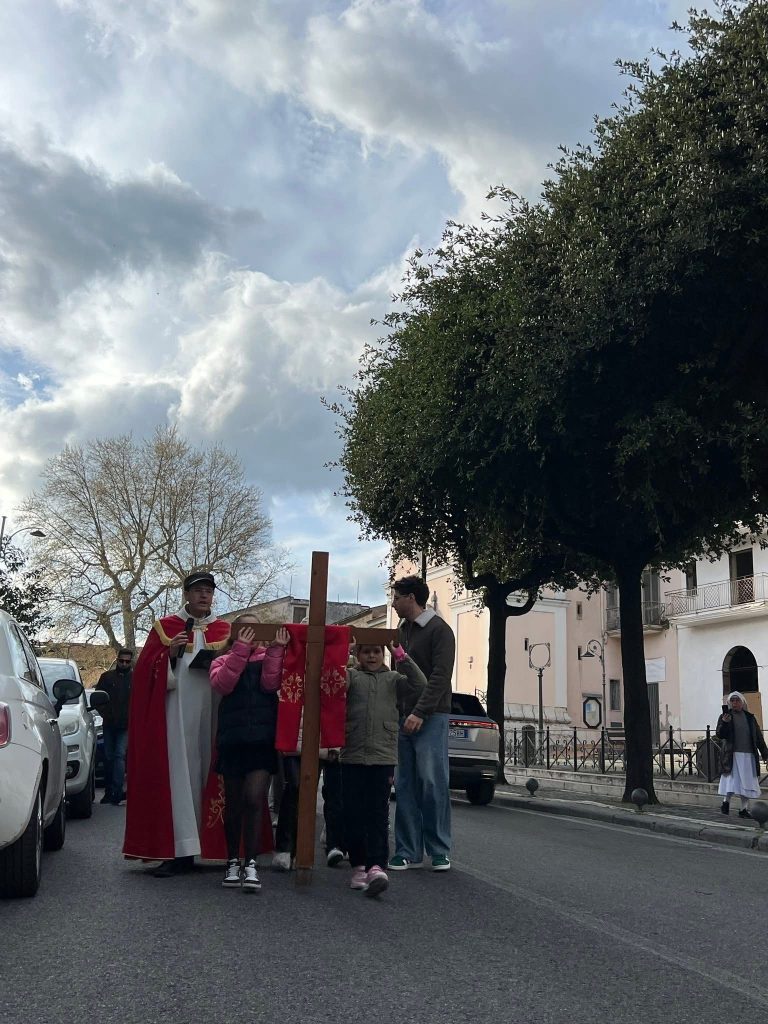 Mugnano del Cardinale si ferma e cammina insieme: grande partecipazione alla Via Crucis tra fede e pace