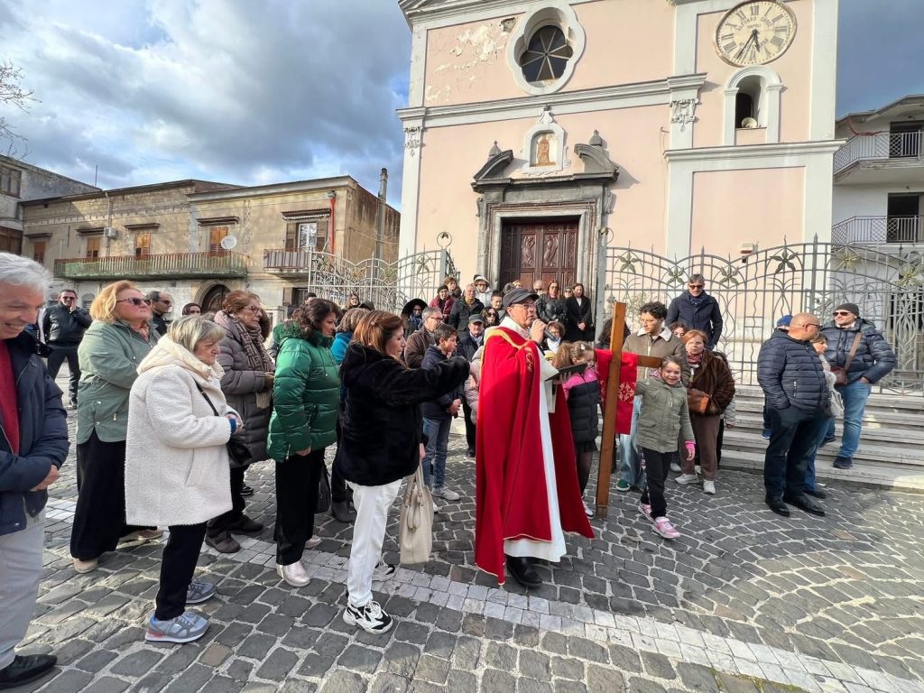 Mugnano del Cardinale si ferma e cammina insieme: grande partecipazione alla Via Crucis tra fede e pace