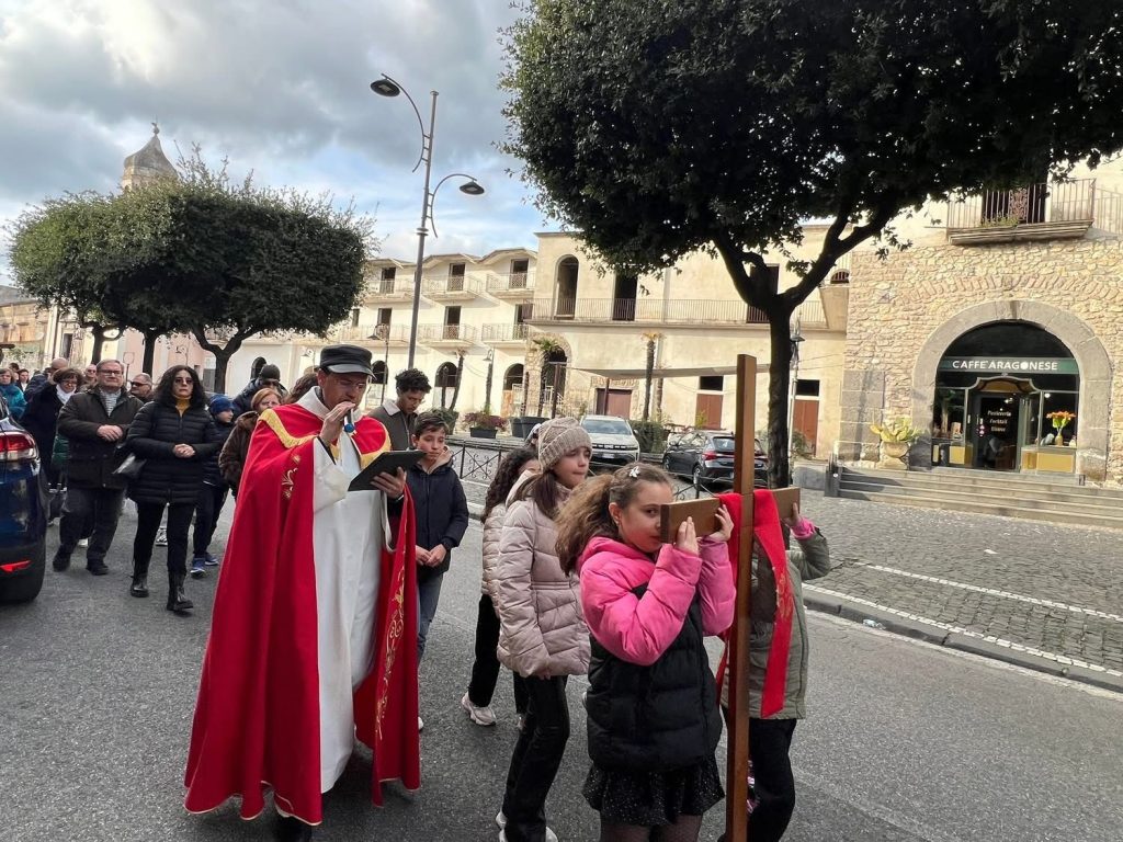 Mugnano del Cardinale si ferma e cammina insieme: grande partecipazione alla Via Crucis tra fede e pace