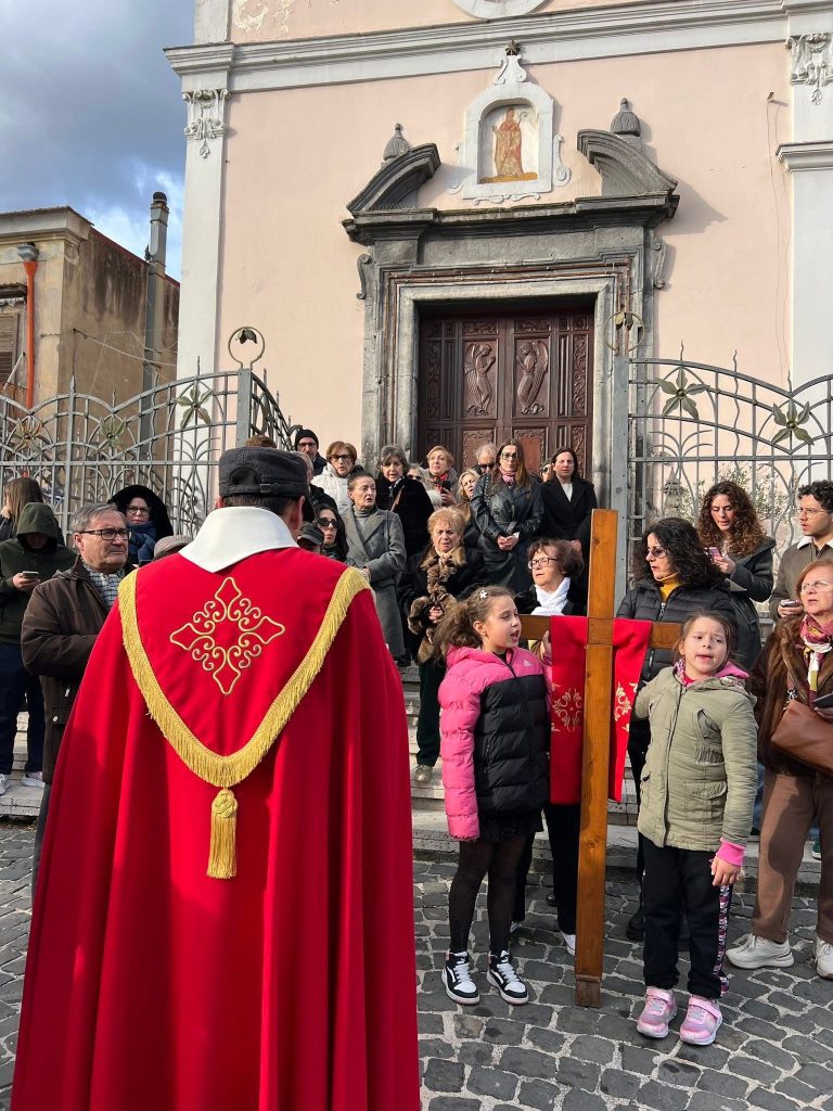 Mugnano del Cardinale si ferma e cammina insieme: grande partecipazione alla Via Crucis tra fede e pace