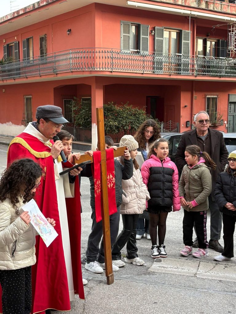 Mugnano del Cardinale si ferma e cammina insieme: grande partecipazione alla Via Crucis tra fede e pace