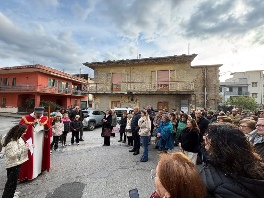 Mugnano del Cardinale si ferma e cammina insieme: grande partecipazione alla Via Crucis tra fede e pace