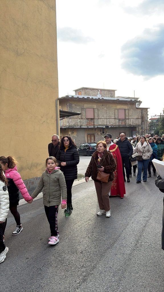 Mugnano del Cardinale si ferma e cammina insieme: grande partecipazione alla Via Crucis tra fede e pace