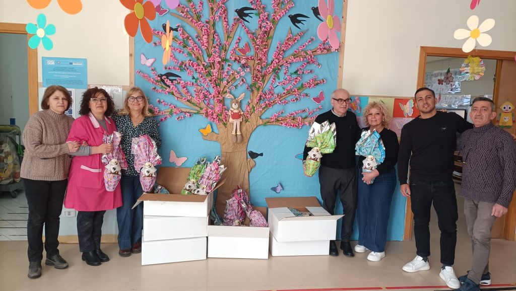 Quadrelle, uova di Pasqua per alunni e personale: il Comune porta gli auguri alla comunità educativa