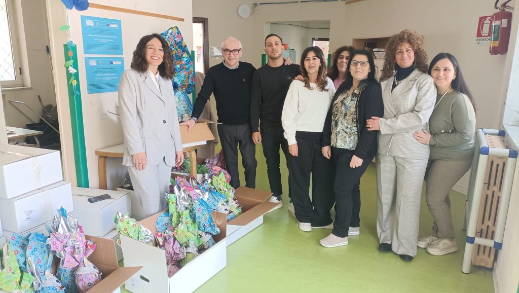 Quadrelle, uova di Pasqua per alunni e personale: il Comune porta gli auguri alla comunità educativa