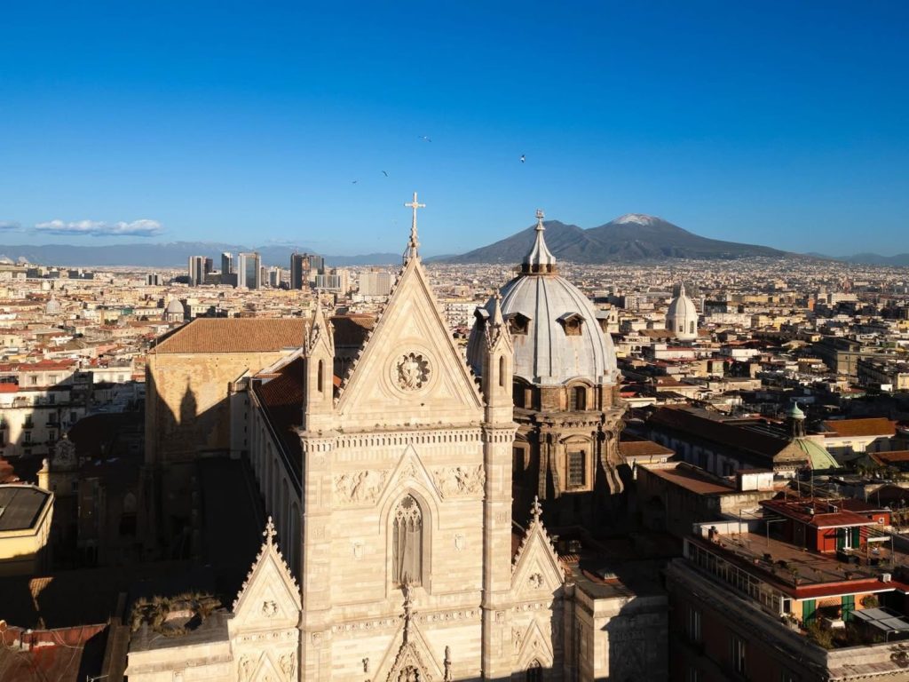 Napoli dall’alto, apre il percorso sui tetti del Duomo: 500 cupole e una vista unica sulla città
