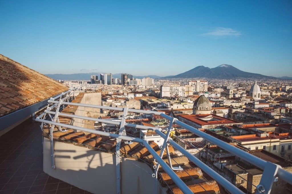 Napoli dall’alto, apre il percorso sui tetti del Duomo: 500 cupole e una vista unica sulla città