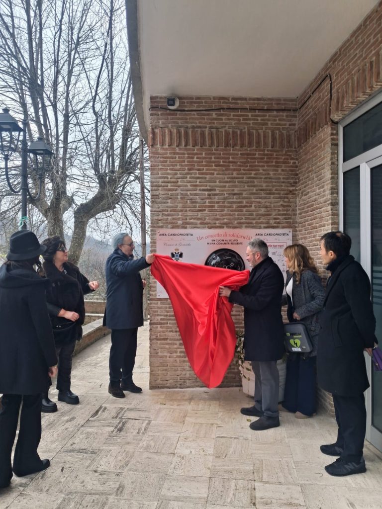 Grottolella diventa Comunità Cardioprotetta: installato il primo defibrillatore pubblico in Piazza Municipio