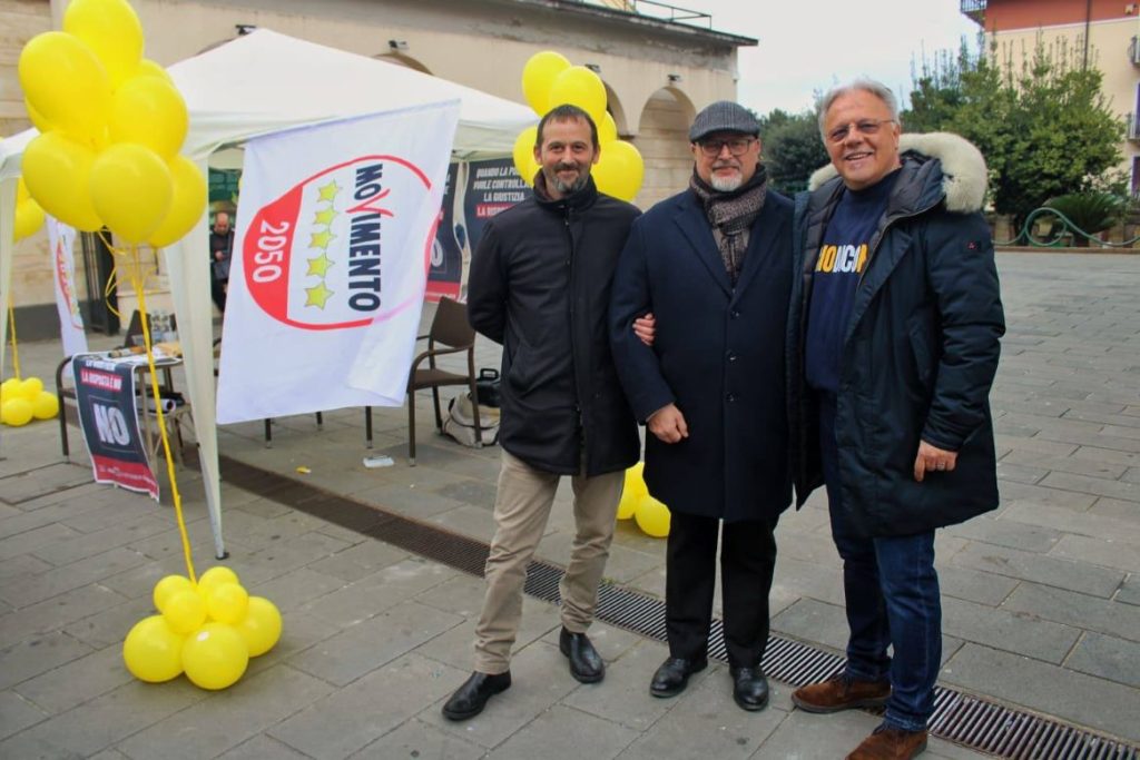 Referendum Costituzionale: Successo per il gazebo del M5S a Solofra. Piazza Umberto I si mobilita per il NO.