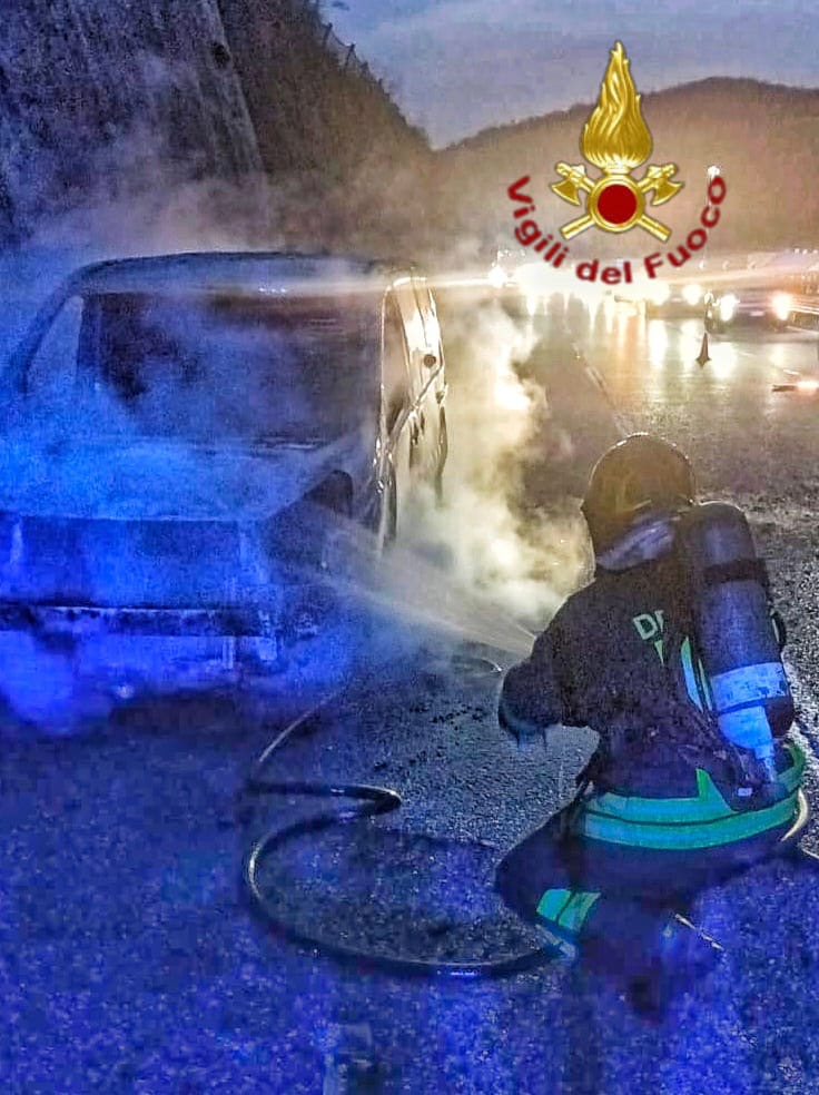 Incendio di un autocarro sull’A16 tra Avellino e Bari: traffico rallentato