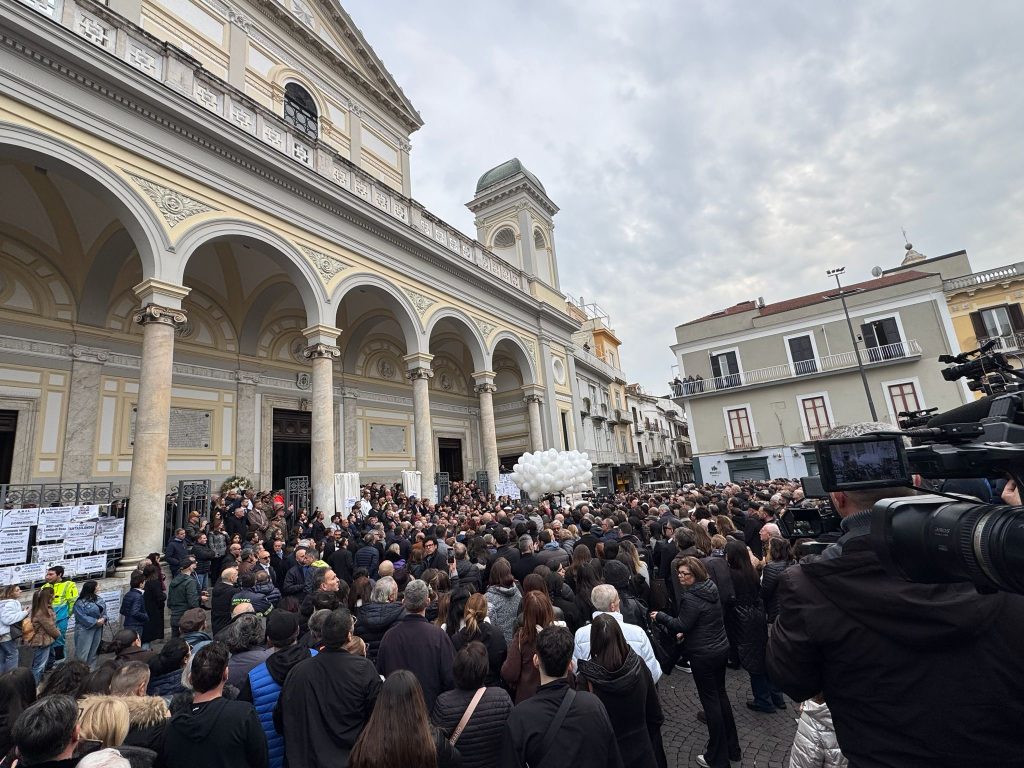 Nola, commozione e richiesta di giustizia ai funerali del piccolo Domenico Caliendo. Foto Nola, commozione e richiesta di giustizia ai funerali del piccolo Domenico Caliendo. Foto