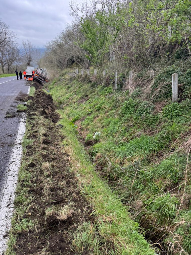 MUGNANO DEL CARDINALE. Camion carico di sabbia fuori strada sulla Statale 7bis: conducente ferito