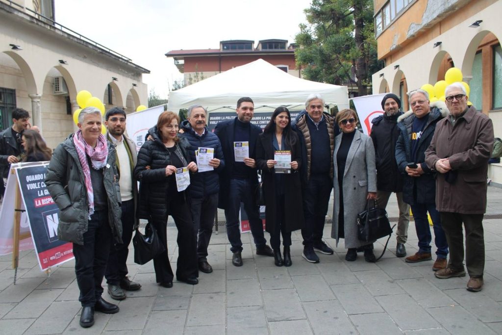 Referendum Costituzionale: Successo per il gazebo del M5S a Solofra. Piazza Umberto I si mobilita per il NO.