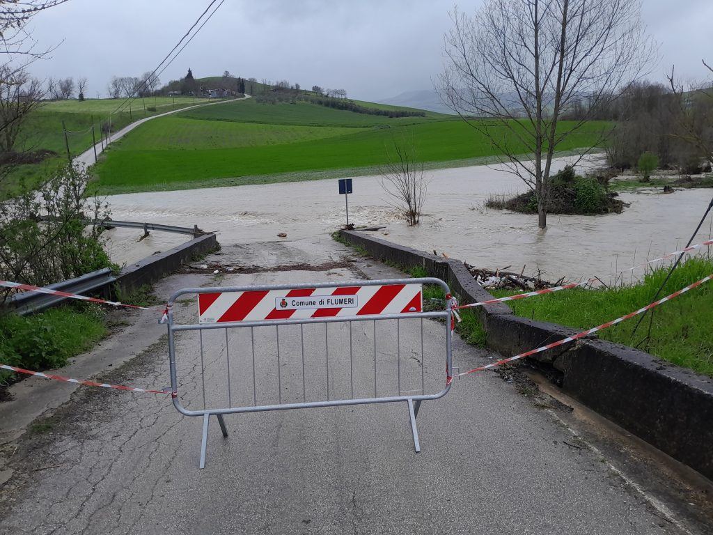 Continua con maggiore forza,  la piena alluvionale del torrente Fiumarella, nel territorio di Flumeri.