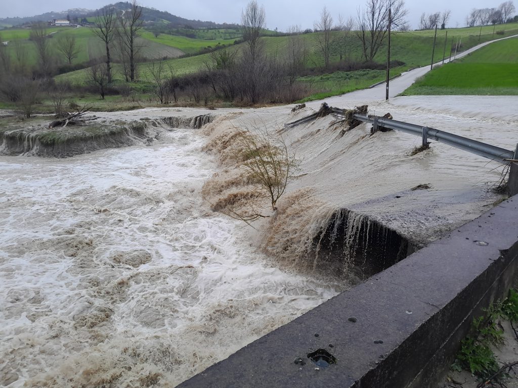 Continua con maggiore forza,  la piena alluvionale del torrente Fiumarella, nel territorio di Flumeri.