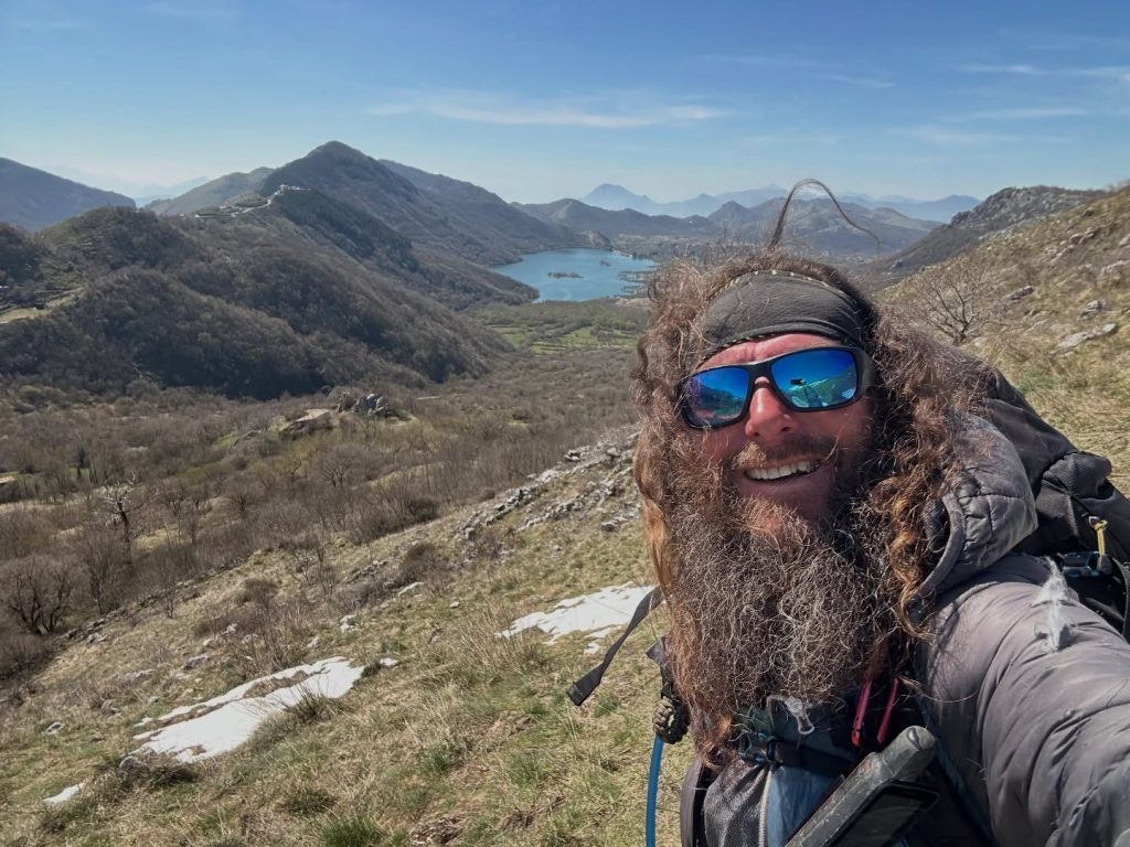 Da Trieste alla Sardegna a piedi tra i sentieri montuosi del Cai: Luca Terenziani fa tappa ad Avella nel suo cammino di 7000 chilometri. VIDEO