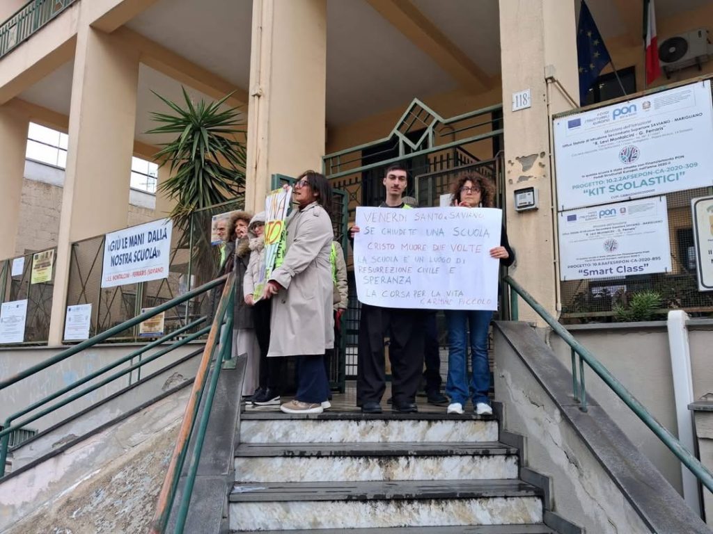 Saviano, protesta per la scuola Montalcini Ferraris: cittadini in piazza Saviano, protesta per la scuola Montalcini Ferraris: cittadini in piazza