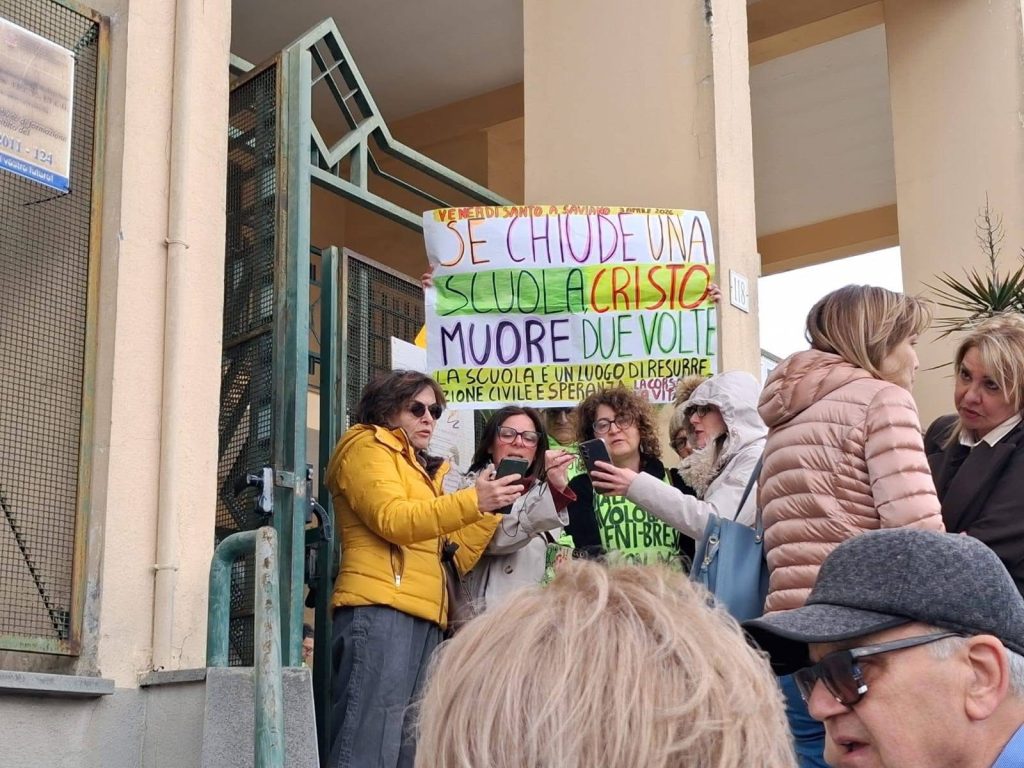 Saviano, protesta per la scuola Montalcini Ferraris: cittadini in piazza Saviano, protesta per la scuola Montalcini Ferraris: cittadini in piazza