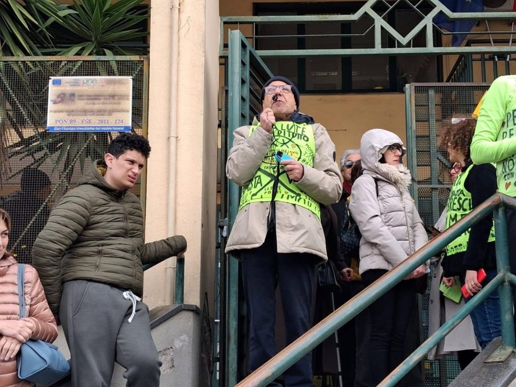 Saviano, protesta per la scuola Montalcini Ferraris: cittadini in piazza Saviano, protesta per la scuola Montalcini Ferraris: cittadini in piazza