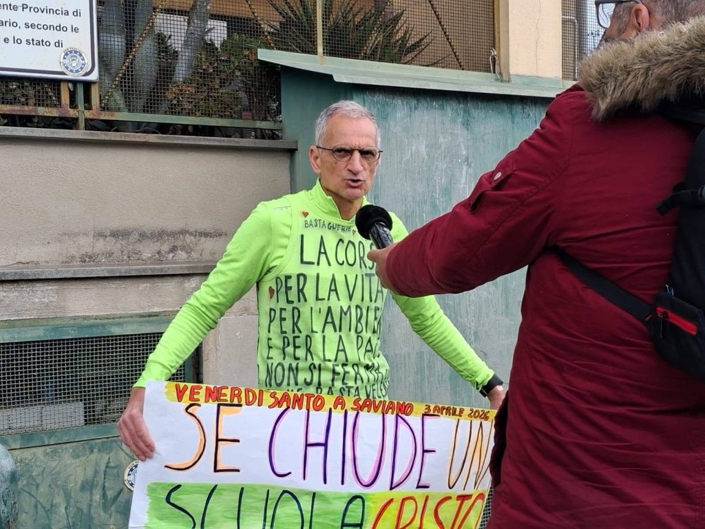 Saviano, protesta per la scuola Montalcini Ferraris: cittadini in piazza Saviano, protesta per la scuola Montalcini Ferraris: cittadini in piazza