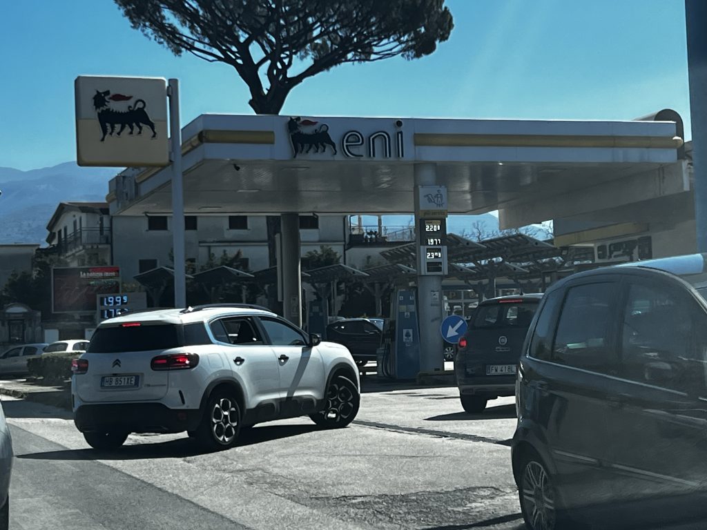 Corsa al pieno nel Baianese: distributori presi d’assalto prima dei rincari