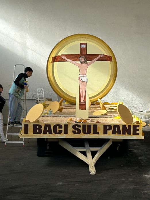 CICCIANO. “I Baci sul Pane”: il Carro degli Artigiani 2026 tra tradizione, spiritualità e denuncia sociale CICCIANO. “I Baci sul Pane”: il Carro degli Artigiani 2026 tra tradizione, spiritualità e denuncia sociale