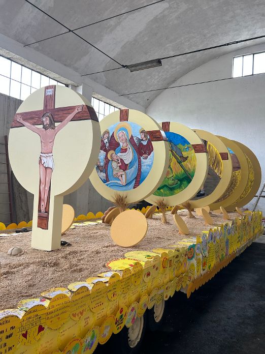 CICCIANO. “I Baci sul Pane”: il Carro degli Artigiani 2026 tra tradizione, spiritualità e denuncia sociale CICCIANO. “I Baci sul Pane”: il Carro degli Artigiani 2026 tra tradizione, spiritualità e denuncia sociale