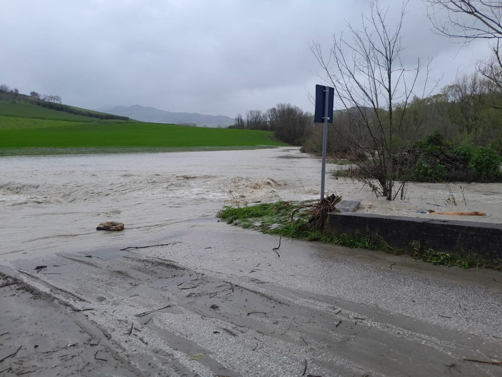 Continua con maggiore forza,  la piena alluvionale del torrente Fiumarella, nel territorio di Flumeri.