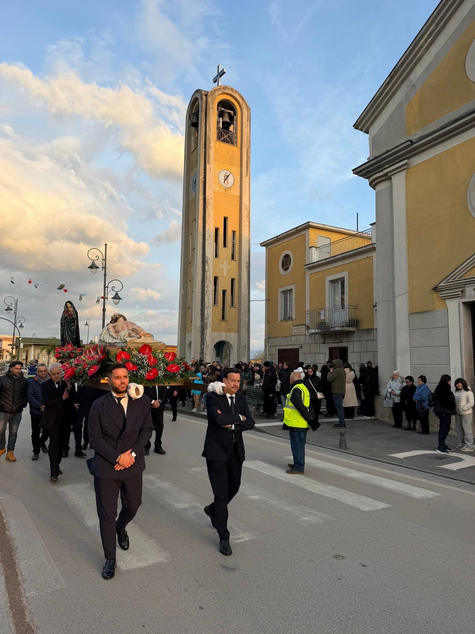 Polvica, il Venerdì Santo tra fede e tradizione: la comunità unita nella processione del Cristo morto.(foto)