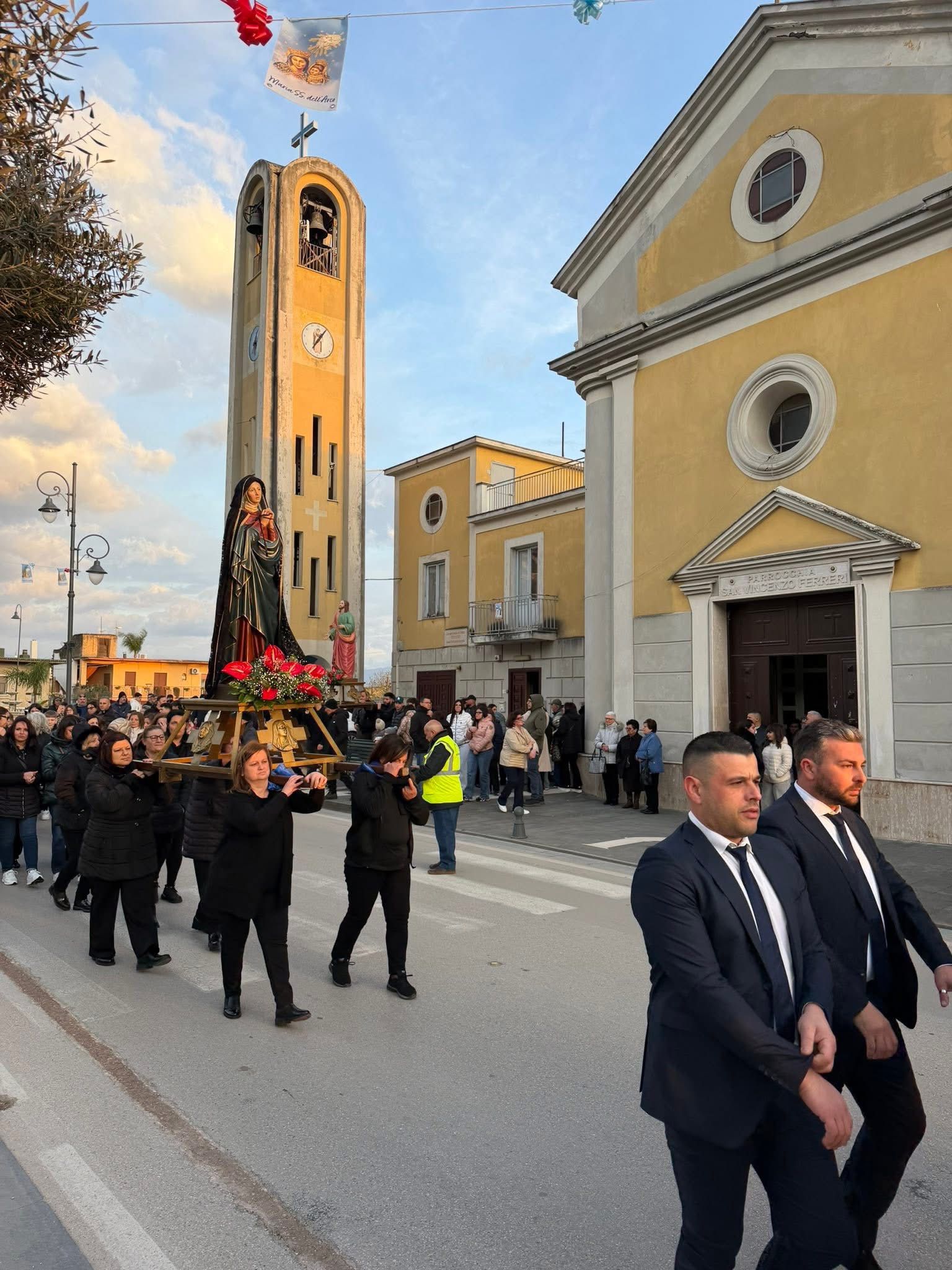 Polvica, il Venerdì Santo tra fede e tradizione: la comunità unita nella processione del Cristo morto.(foto)