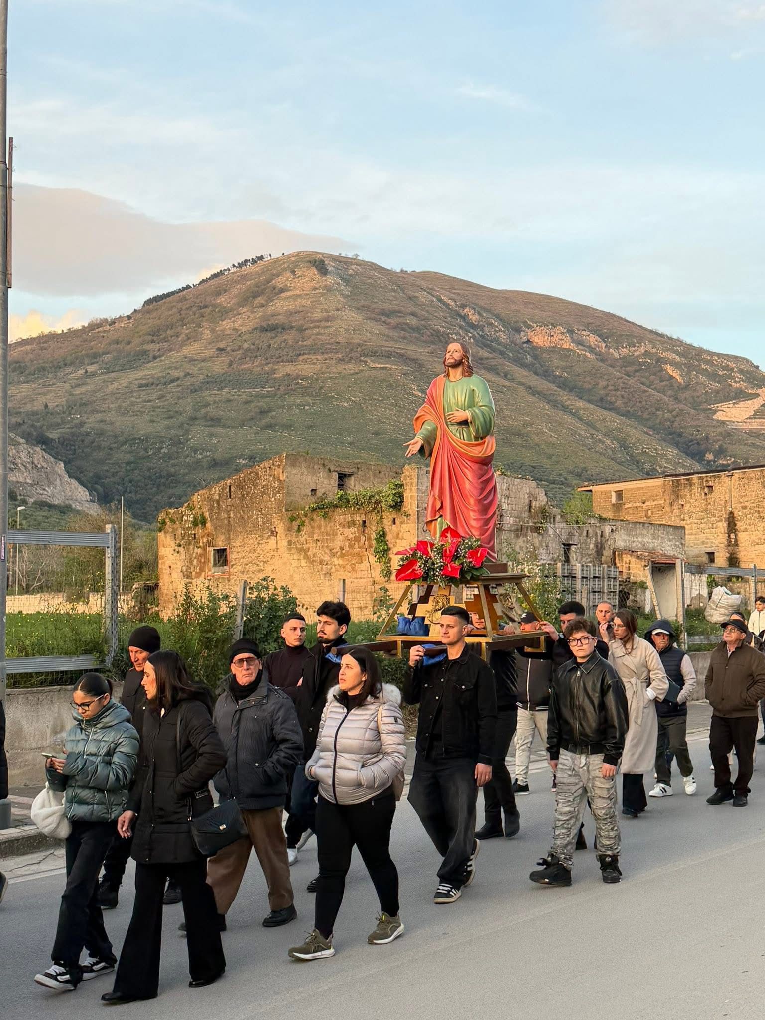 Polvica, il Venerdì Santo tra fede e tradizione: la comunità unita nella processione del Cristo morto.(foto)