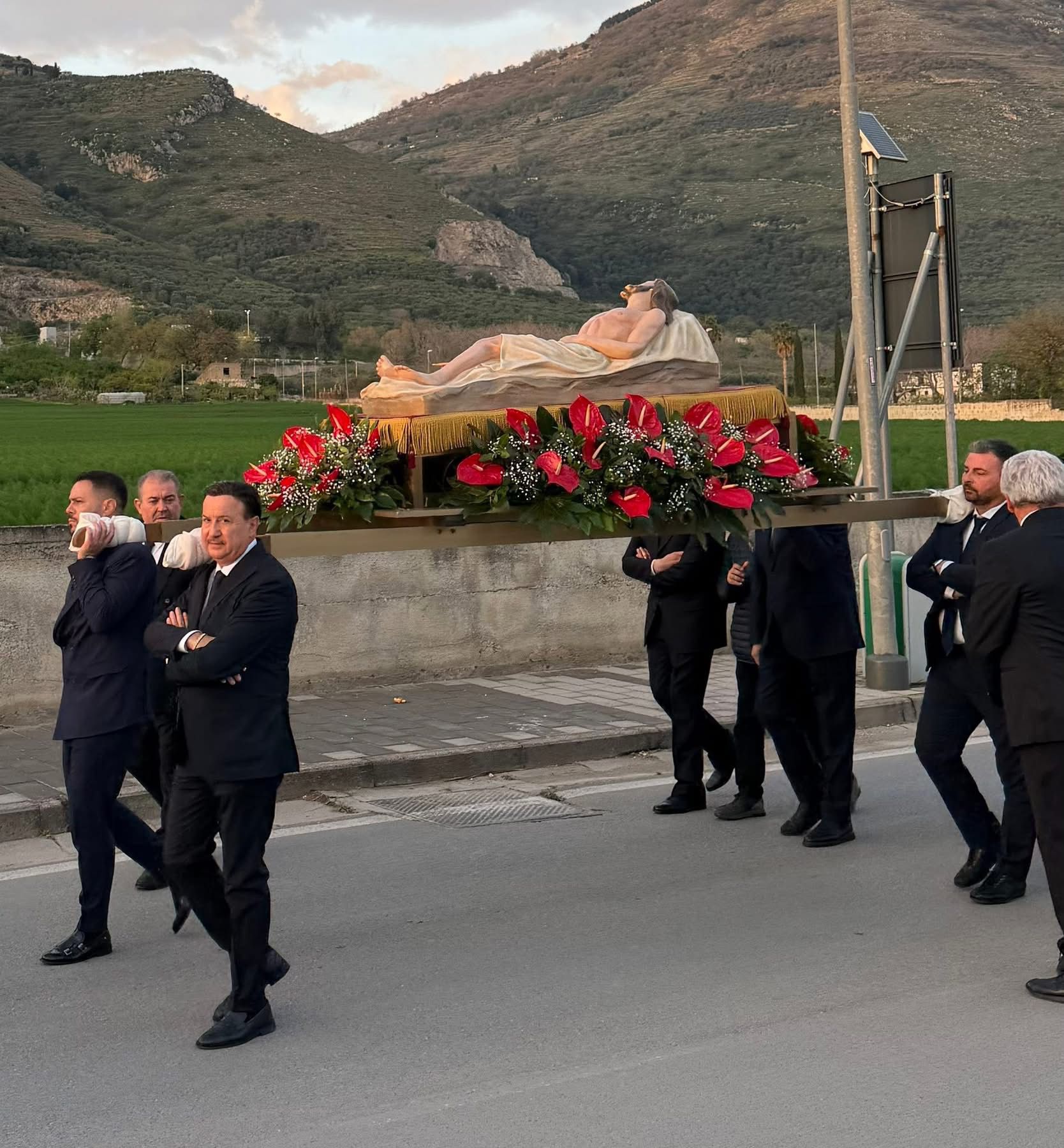 Polvica, il Venerdì Santo tra fede e tradizione: la comunità unita nella processione del Cristo morto.(foto)