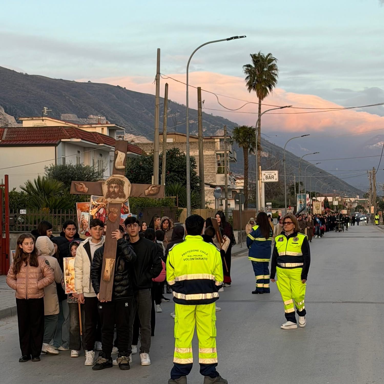 Polvica, il Venerdì Santo tra fede e tradizione: la comunità unita nella processione del Cristo morto.(foto)