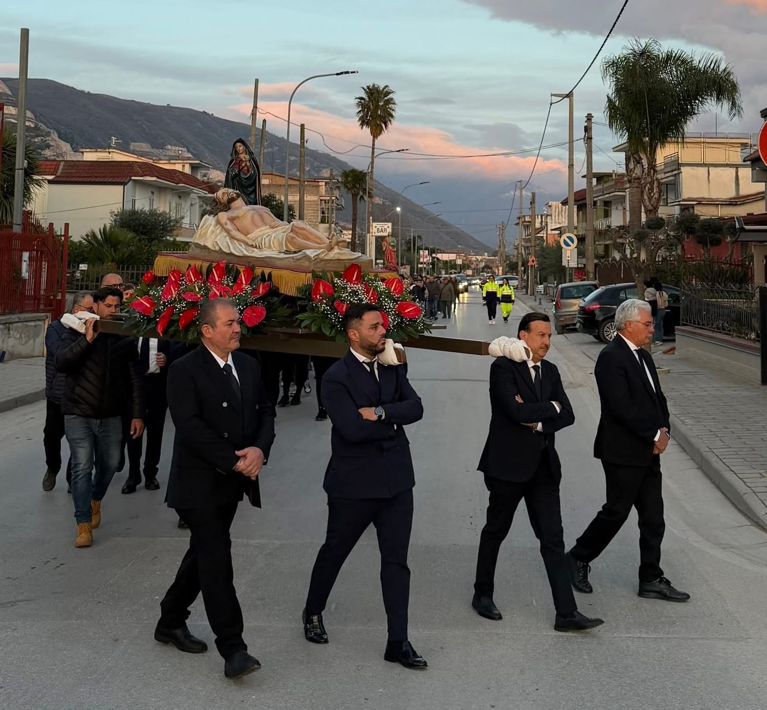 Polvica, il Venerdì Santo tra fede e tradizione: la comunità unita nella processione del Cristo morto.(foto)