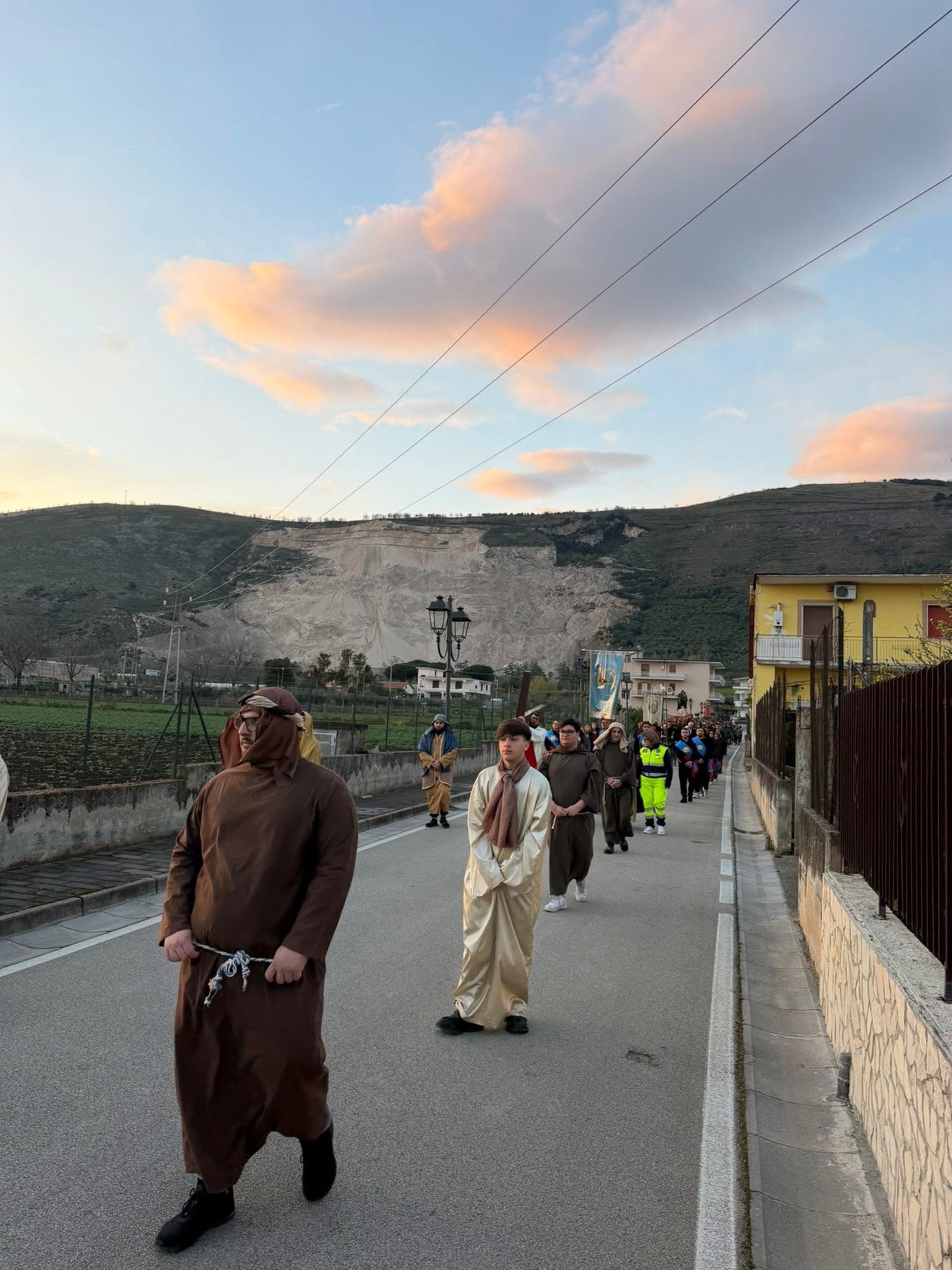 Polvica, il Venerdì Santo tra fede e tradizione: la comunità unita nella processione del Cristo morto.(foto)