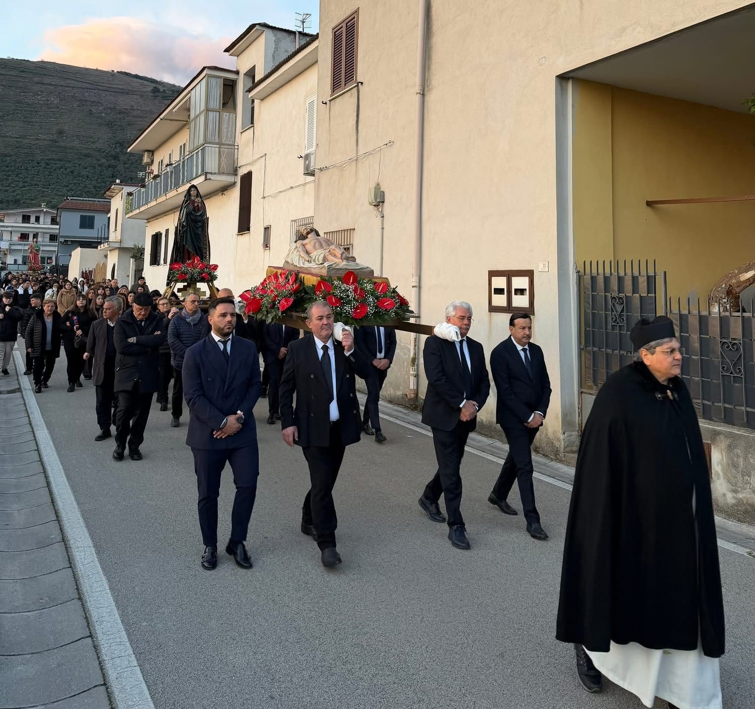 Polvica, il Venerdì Santo tra fede e tradizione: la comunità unita nella processione del Cristo morto.(foto)