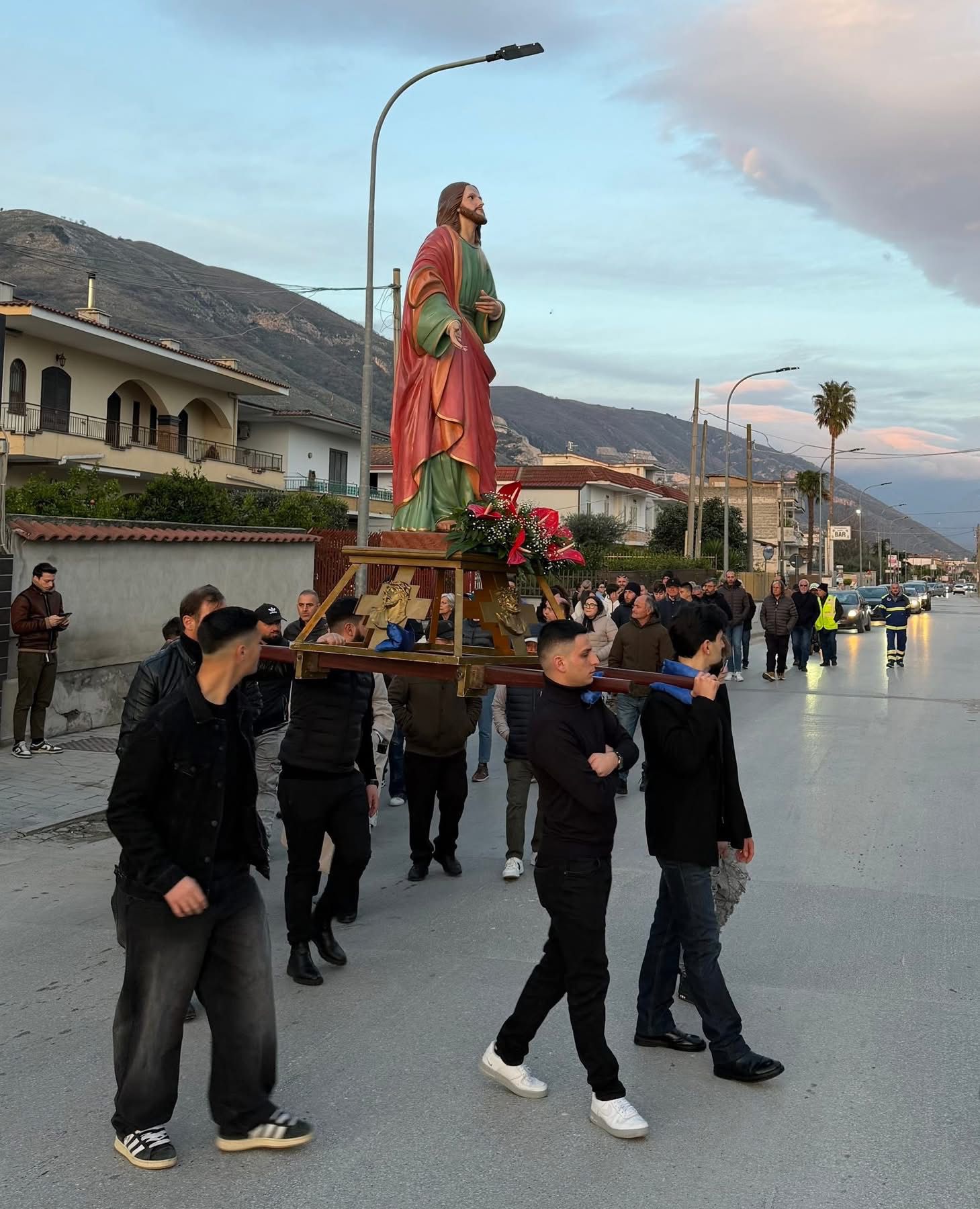 Polvica, il Venerdì Santo tra fede e tradizione: la comunità unita nella processione del Cristo morto.(foto)