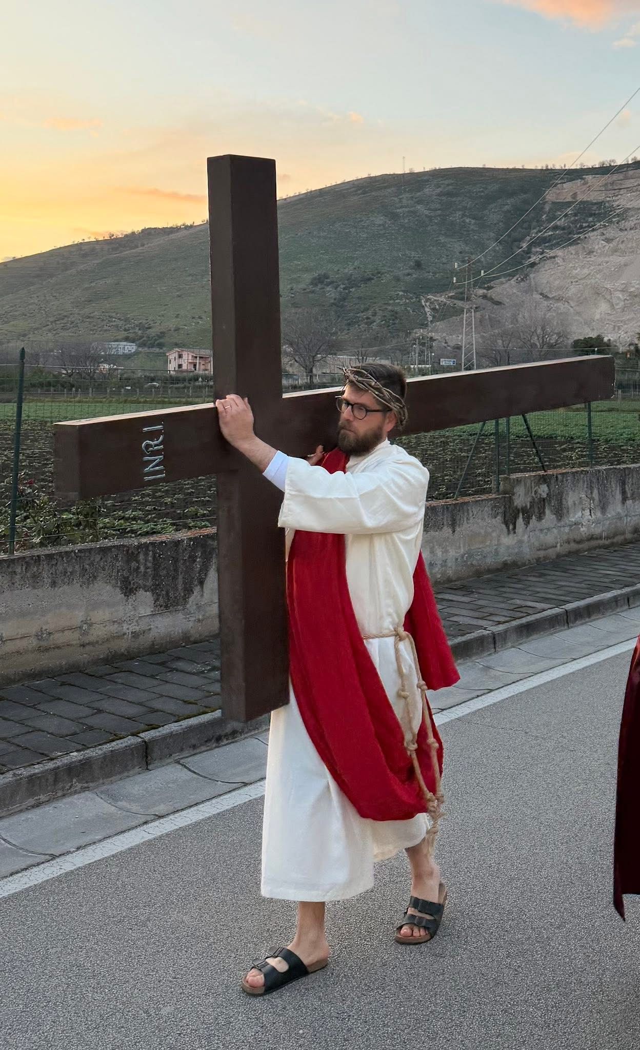 Polvica, il Venerdì Santo tra fede e tradizione: la comunità unita nella processione del Cristo morto.(foto)