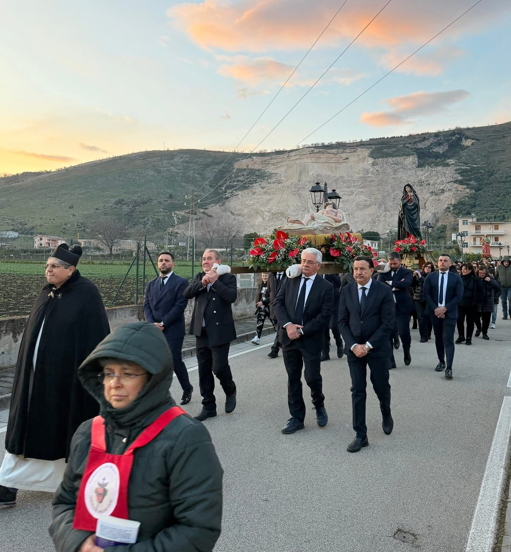 Polvica, il Venerdì Santo tra fede e tradizione: la comunità unita nella processione del Cristo morto.(foto)
