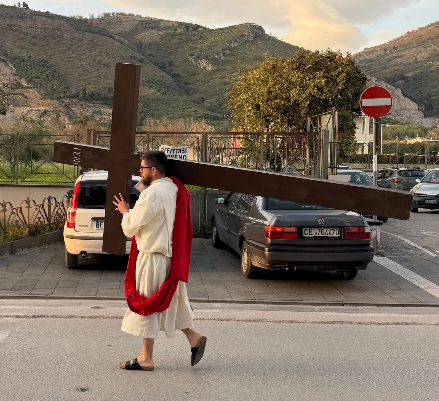 Polvica, il Venerdì Santo tra fede e tradizione: la comunità unita nella processione del Cristo morto.(foto)