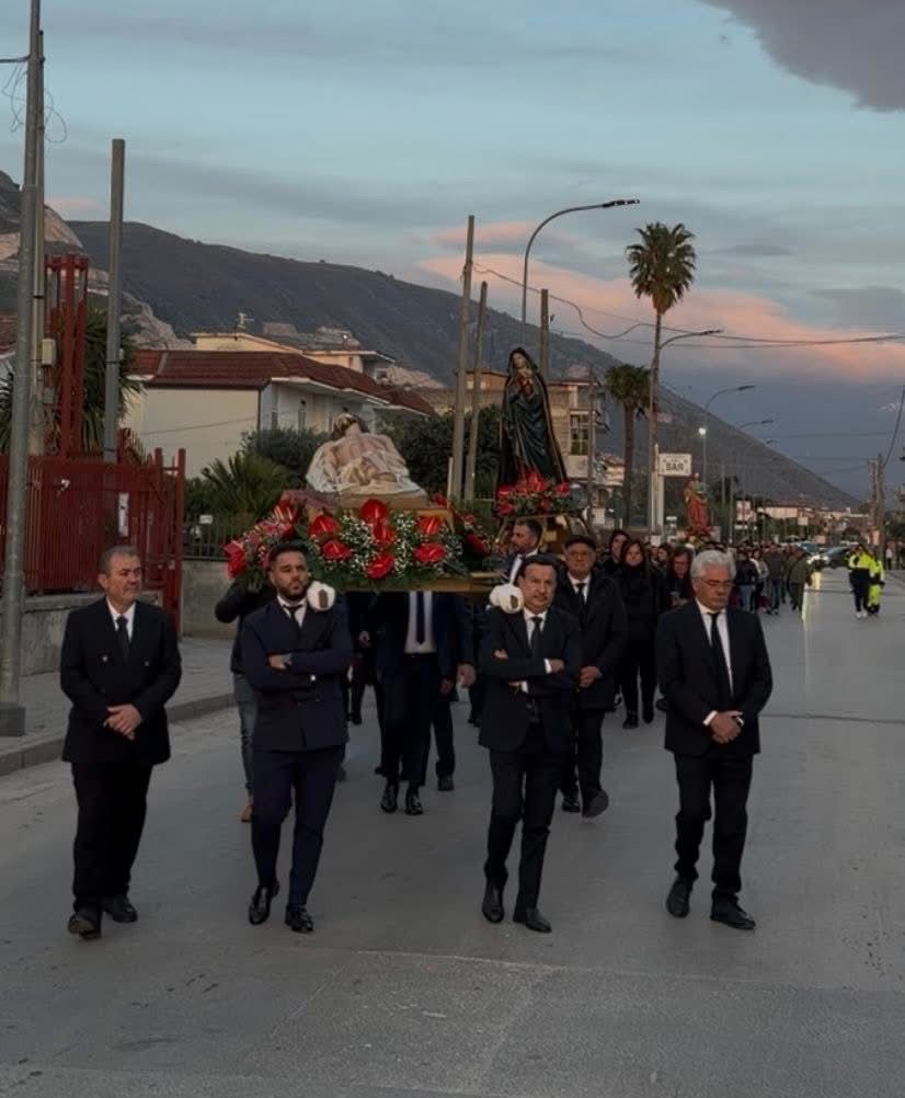 Polvica, il Venerdì Santo tra fede e tradizione: la comunità unita nella processione del Cristo morto.(foto)