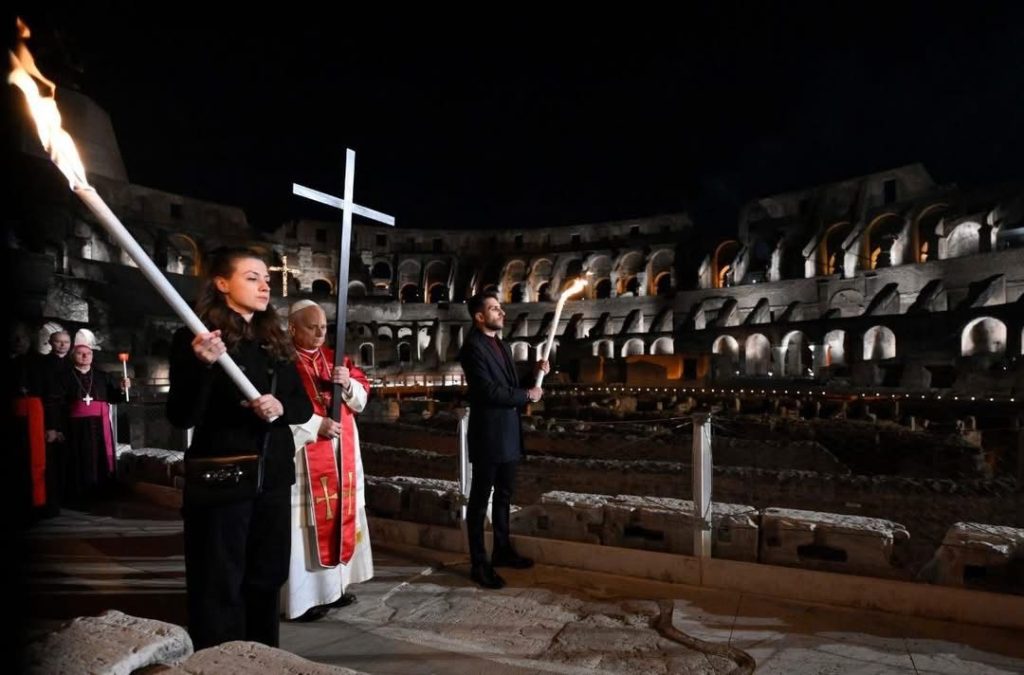 Roma, Via Crucis al Colosseo: Papa Leone XIV porta la Croce tra migliaia di fedeli
