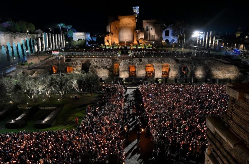 Roma, Via Crucis al Colosseo: Papa Leone XIV porta la Croce tra migliaia di fedeli