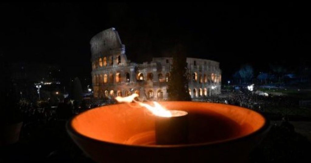 Roma, Via Crucis al Colosseo: Papa Leone XIV porta la Croce tra migliaia di fedeli