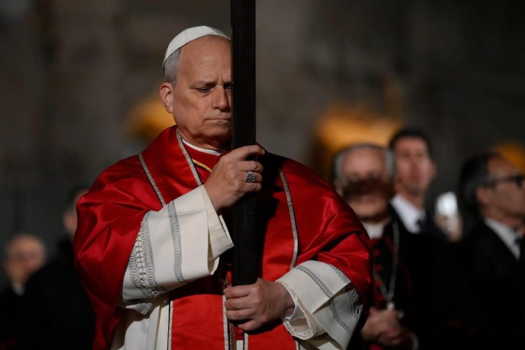 Roma, Via Crucis al Colosseo: Papa Leone XIV porta la Croce tra migliaia di fedeli