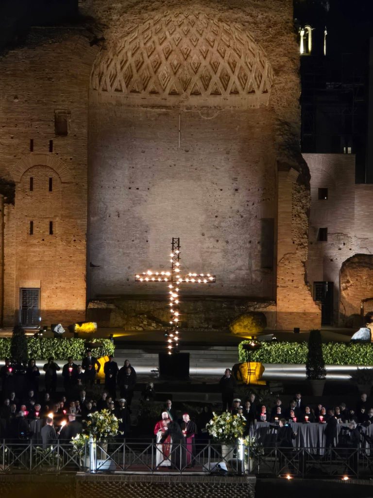Roma, Via Crucis al Colosseo: Papa Leone XIV porta la Croce tra migliaia di fedeli
