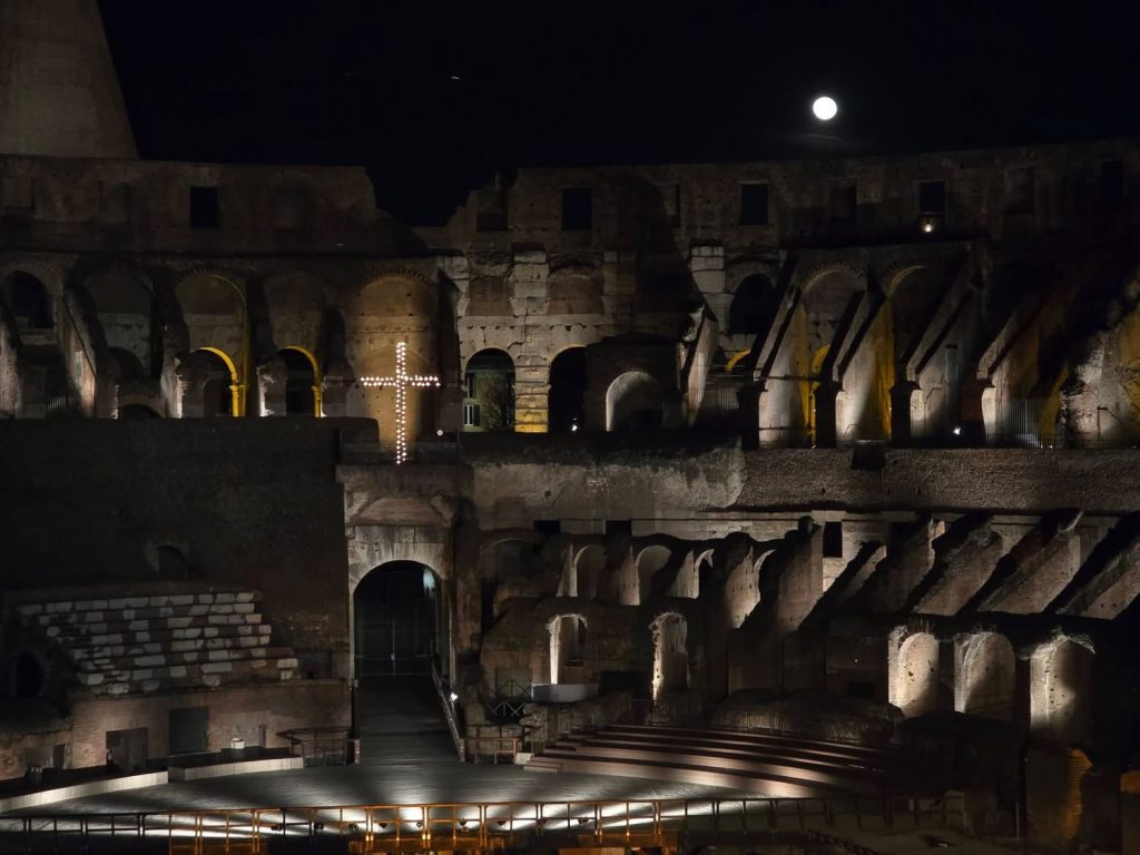 Roma, Via Crucis al Colosseo: Papa Leone XIV porta la Croce tra migliaia di fedeli
