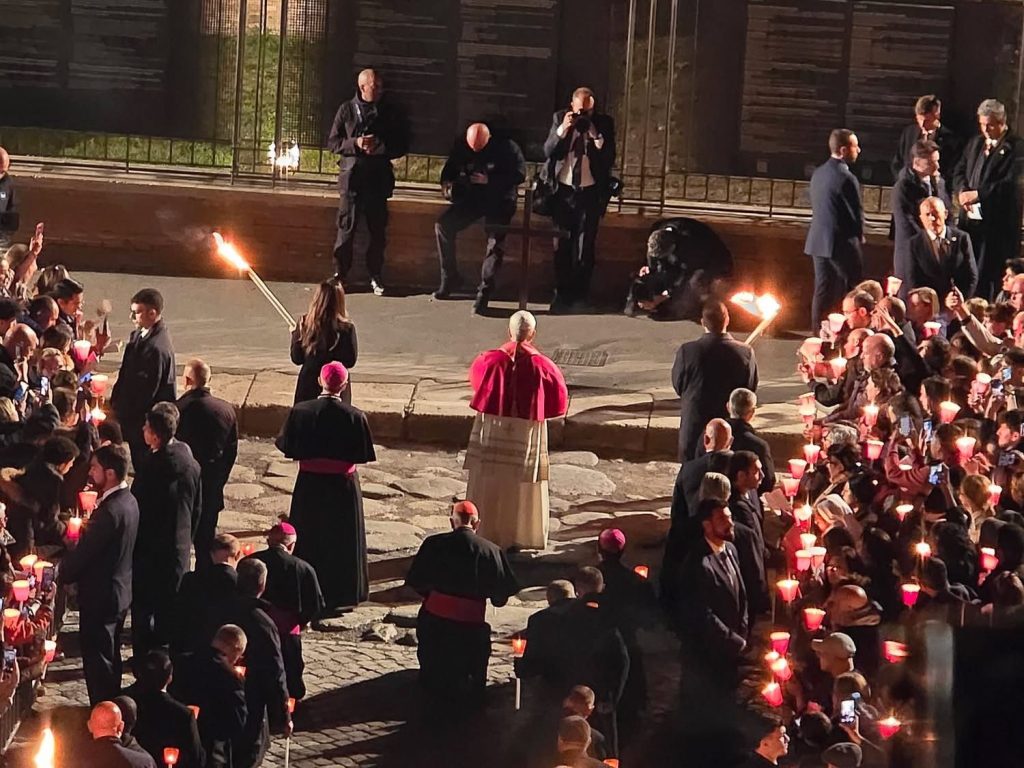 Roma, Via Crucis al Colosseo: Papa Leone XIV porta la Croce tra migliaia di fedeli