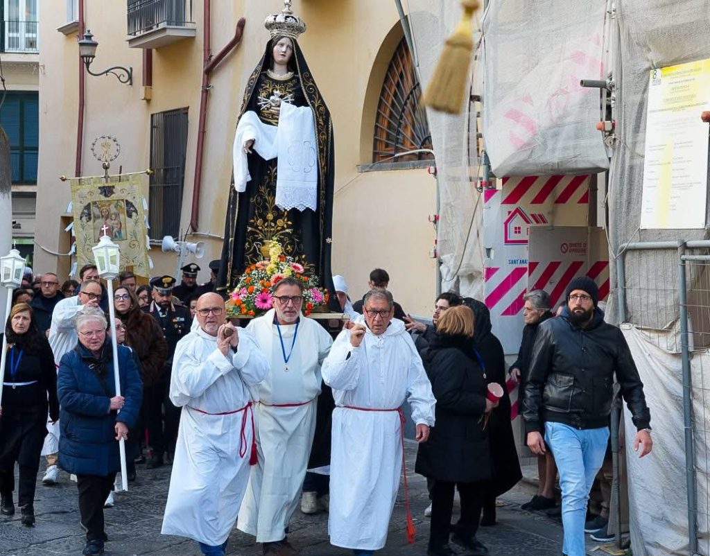 Sant’Anastasia, Venerdì Santo tra folla e devozione: la processione attraversa il paese