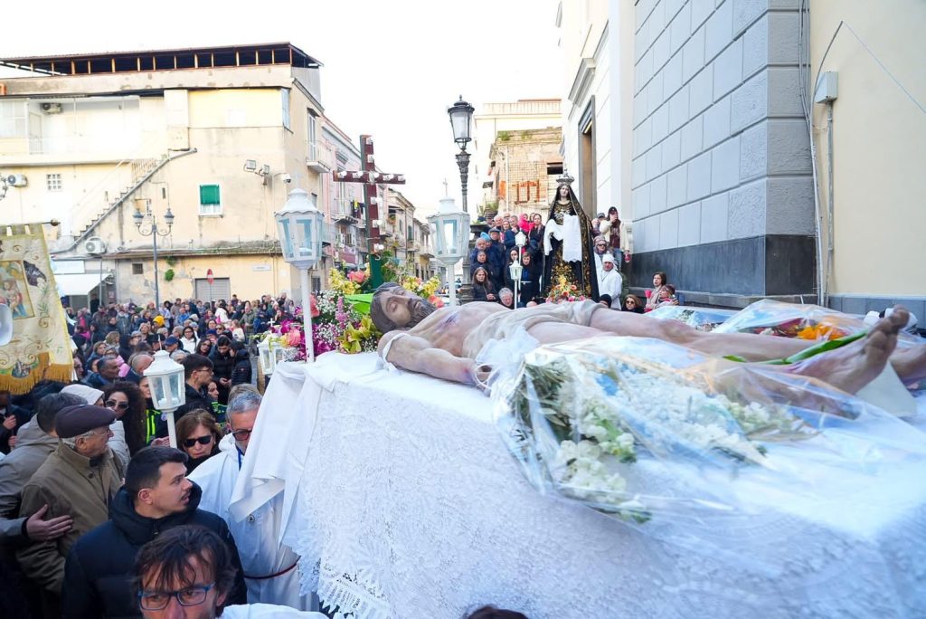 Sant’Anastasia, Venerdì Santo tra folla e devozione: la processione attraversa il paese